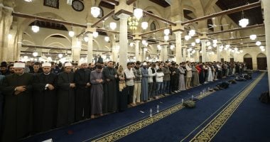 آلاف المصلين يؤدون العشاء والتراويح بالجامع الأزهر في سادس ليالى رمضان