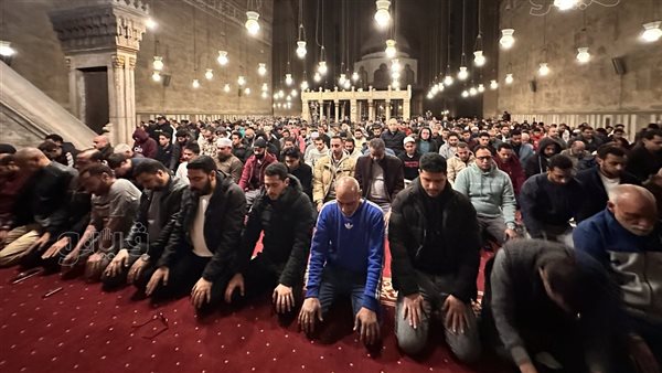 نفحات العشر الأواخر، المصلون يؤدون صلاتي العشاء والتراويح بمسجد السلطان حسن (صور)