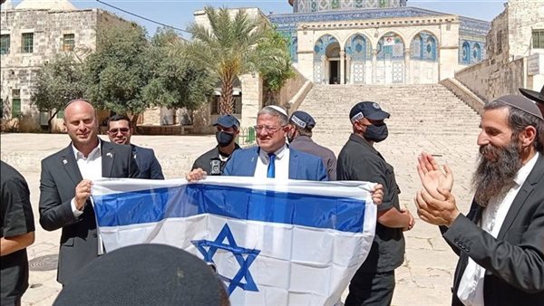 بن غفير يقتحم المسجد الأقصى ويرفع علم إسرائيل وسط تصعيد جديد في القدس