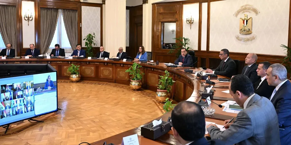 رئيس الوزراء يوجه المحافظين بتعزيز التنسيق مع النواب لخدمة المواطنين