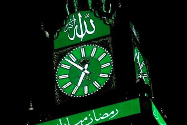 روعة المكان والزمان.. ساعة مكة المكرمة تتزين بعبار...