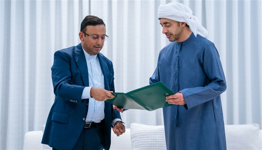 رئيس الدولة يتلقى رسالة خطية من رئيس وزراء بنغلاديش تسلمها عبدالله بن زايد