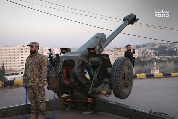 وحدات من الجيش السوري بحماة تطلق مدفع رمضان إيذاناً بحلول موعد الإفطار وذلك بعد انقطاع لسنوات