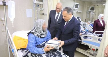 محافظ الشرقية يزور مرضى المستشفيات ويهديهم كحك العيد
