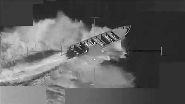 لحظة استهداف الجيش الأمريكي سفينة تهريب بالكاريبي ووقوع قتلى (فيديو)