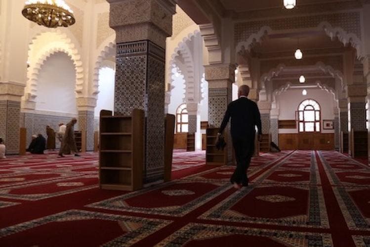 أجور لا تتجاوز 1700 درهم.. دعوات لإنصاف مؤذني المساجد