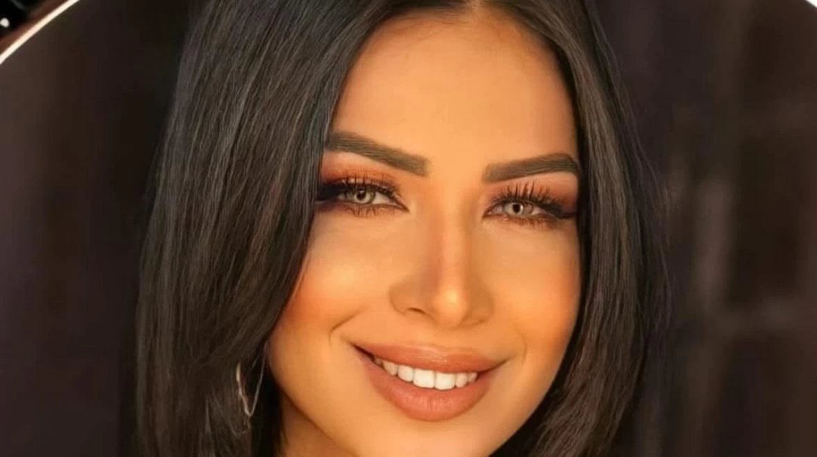 كسر باب المنزل واختطف نجلها.. روائية مصرية تتعرض للاعتداء الجسدي من قبل زوجها