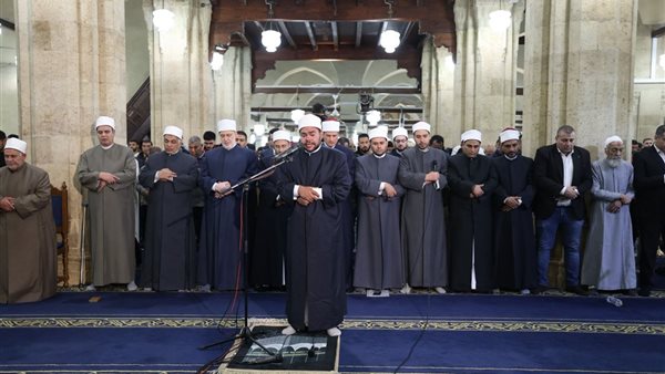 تنزل عليهم السكينة، آلاف المصلين بالجامع الأزهر يحيون الليلة الرابعة من رمضان (صور)