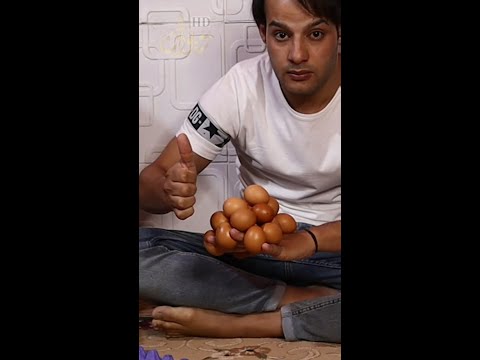 عراقي يدخل موسوعة #غينيس للأرقام القياسية بحمل البيض على ظهر الكف