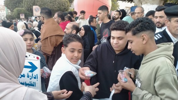 توافد المواطنين على كورنيش بنها بالقليوبية للاحتفال بالعيد