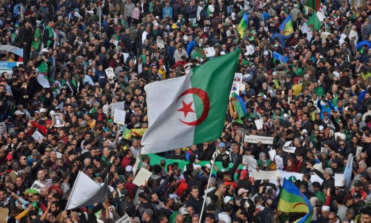 تقرير دولي يرصد تدهور أوضاع اللاجئين بتندوف وترحيل آلاف المهاجرين من الجزائر