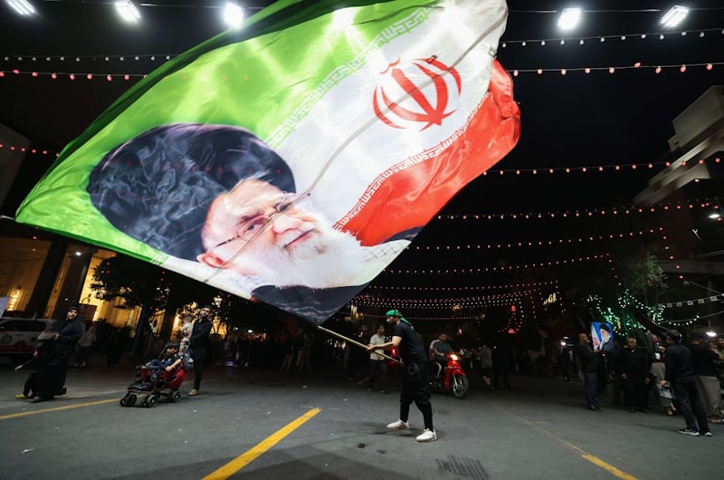 إيكونوميست: تهديدات ترامب بالعودة إلى الحرب مع إيران تناسب جنرالاتها الجدد الذين دفنوا خامنئي ونظامه معا