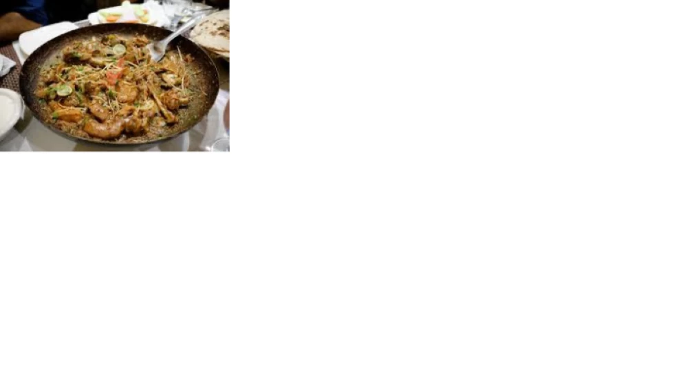 كراهي الدجاج والبهارات الحارة.. سيدة مائدة رمضان في باكستان