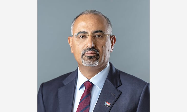 ملاحقة دولية وحظر مالي… هل بدأت الحكومة اليمنيّة تقليم أظافر «الانتقالي»؟