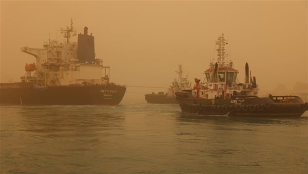 رئيس هيئة قناة السويس يعلن نجاح جهود تعويم سفينة صب بعد جنوحها بسبب عطل فني