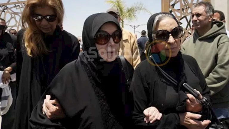 ميرفت أمين تظهر بالحجاب بعد وعكتها الصحية وتشارك في جنازة هاني شاكر