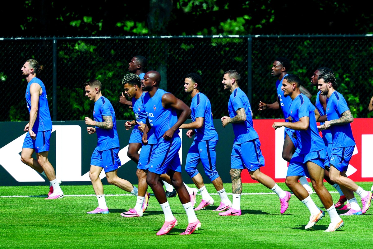 ‫ ديشان يعود إلى معسكر منتخب فرنسا