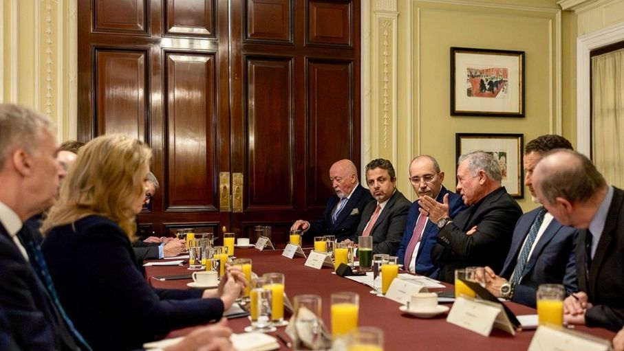 الملك من لندن: إجراءات إسرائيل اللاشرعية في الضفة تنذر بتفاقم الصراع