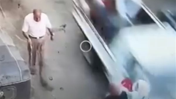 سائق متهور يدهس طفلة أثناء سيرها مع والدتها.. وغضب واسع على مواقع التواصل ومطالب بالتحقيق