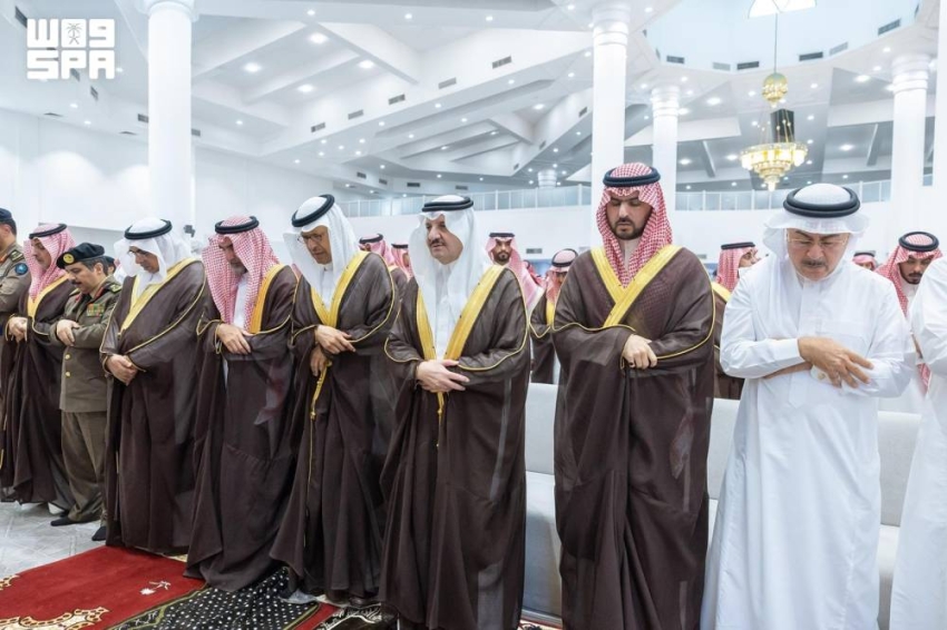 أمير الشرقية يؤدي صلاة الميت على شهداء حادث الطائرة