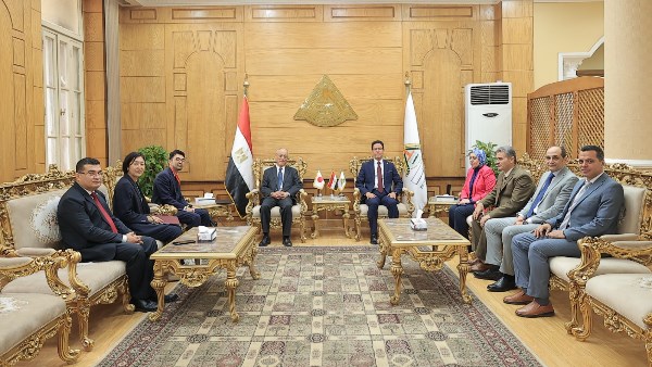 لتعزيز التعاون الثقافي والعلمي.. رئيس جامعة بنها يستقبل سفير اليابان بالقاهرة