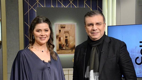 عمرو الليثي يكرم يسرا اللوزي ويهديها درعا لتميزها بمسلسل كان ياما كان