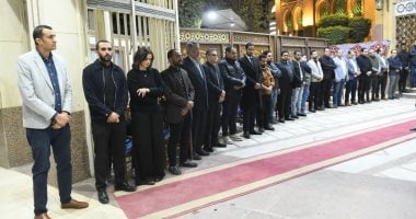 أسرة تحرير اليوم السابع تتلقى عزاء الزميل محمود نصر بمسجد الحامدية الشاذلية