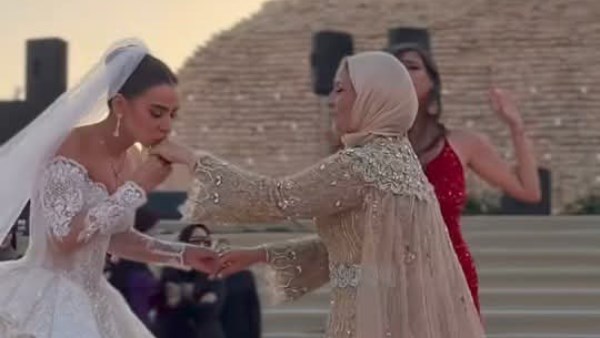 قبلت يد والدتها .. حفل زفاف ابنة هبة قطب يثير السوشيال ميديا