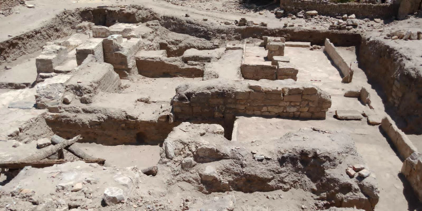 كنوز أثرية جديدة بالواحات البحرية.. بعثة مصرية تكشف أجزاء إضافية من معبد القصر القديم