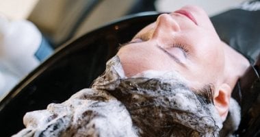 بتغسلى شعرك كام مرة؟ اعرفى الصح حسب نوعه ونمط حياتك