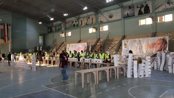 محافظ الجيزة يشارك في تعبئة 10 آلاف كرتونة مواد غذائية لدعم القرى الأكثر احتياجًا