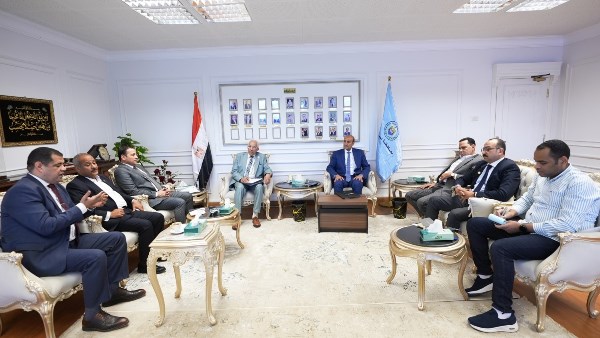 محافظ أسيوط يلتقي أعضاء مجلس الشيوخ.. بحث مشكلات المواطنين