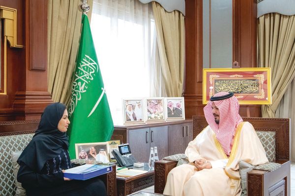 أمير المدينة يستعرض إنجازات جامعة طيبة