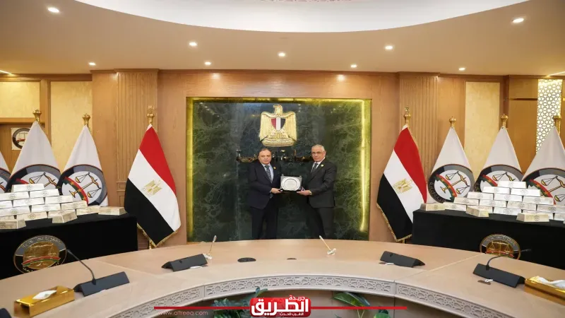 النائب العام يُكرم مدير النيابات تقديرًا لجهوده المتميزة في إدارة الملفات ذات البعد الاقتصادي