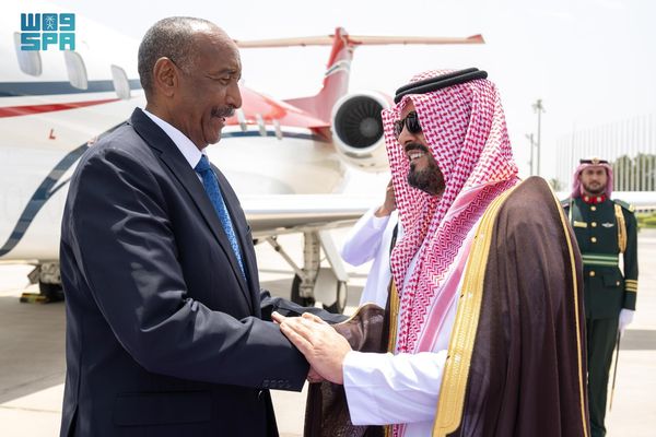 رئيس مجلس السيادة الانتقالي في جمهورية السودان يصل إلى جدة