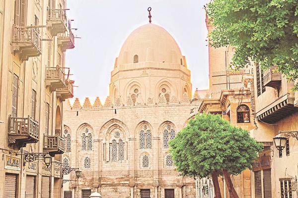 مجموعة السلطان قلاوون.. جوهرة العمارة المملوكية في قلب شارع المعز