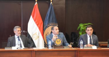 رئيس هيئة الرقابة المالية ييحث مع الخبراء الاكتواريين سبل النهوض بالنشاط