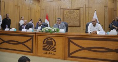 امتد لـ10 ساعات.. محافظ قنا يعقد اللقاء المفتوح للمواطنين ويبحث 355 طلبا متنوعا