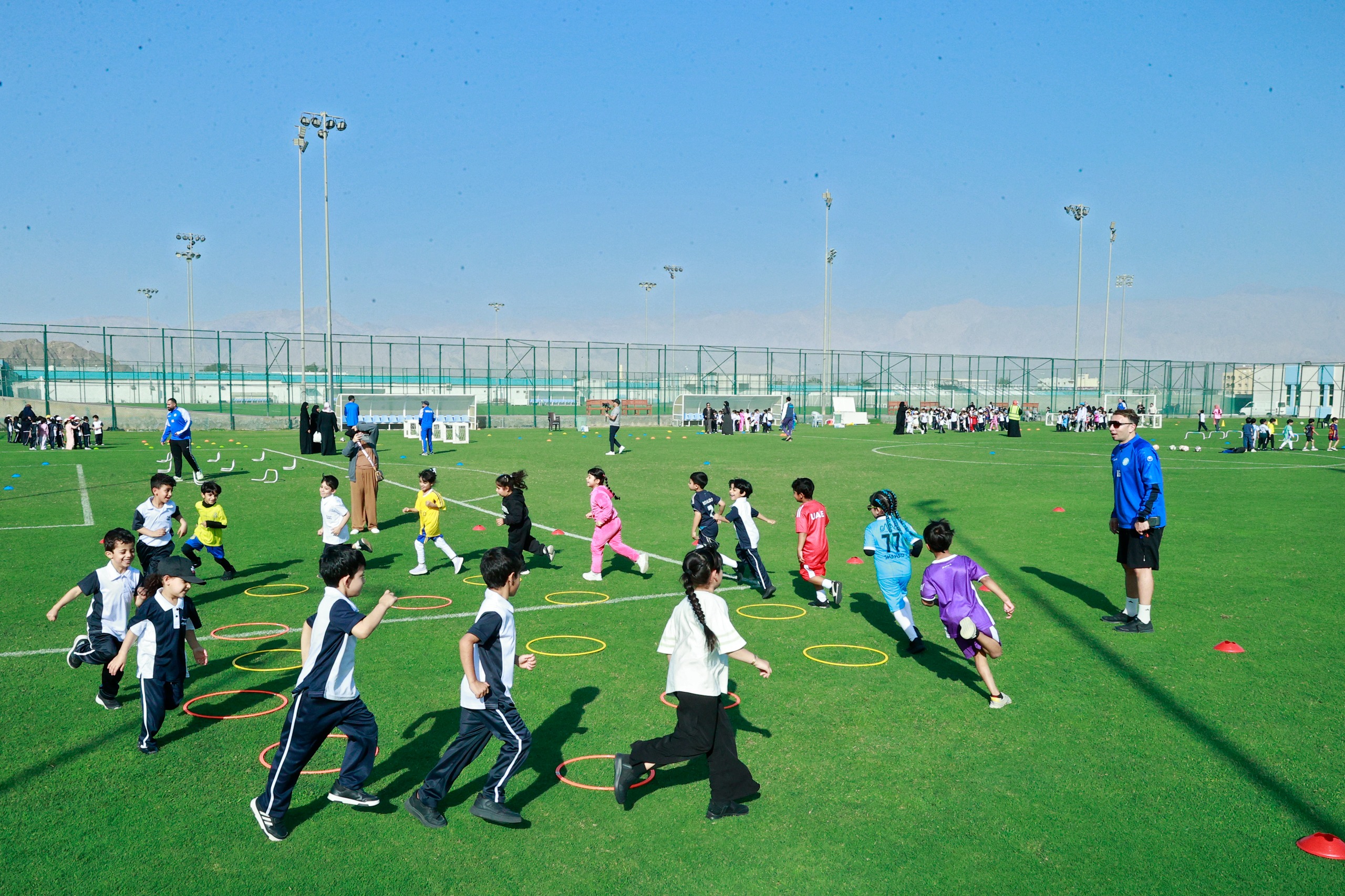 نادي دبا الرياضي بالفجيرة يستقبل 386 طفلا وطفلة في أنشطة رياضية