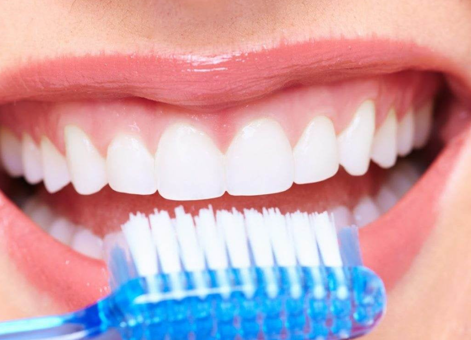 تعرّف على 7 طرق طبيعية لتبييض الأسنان