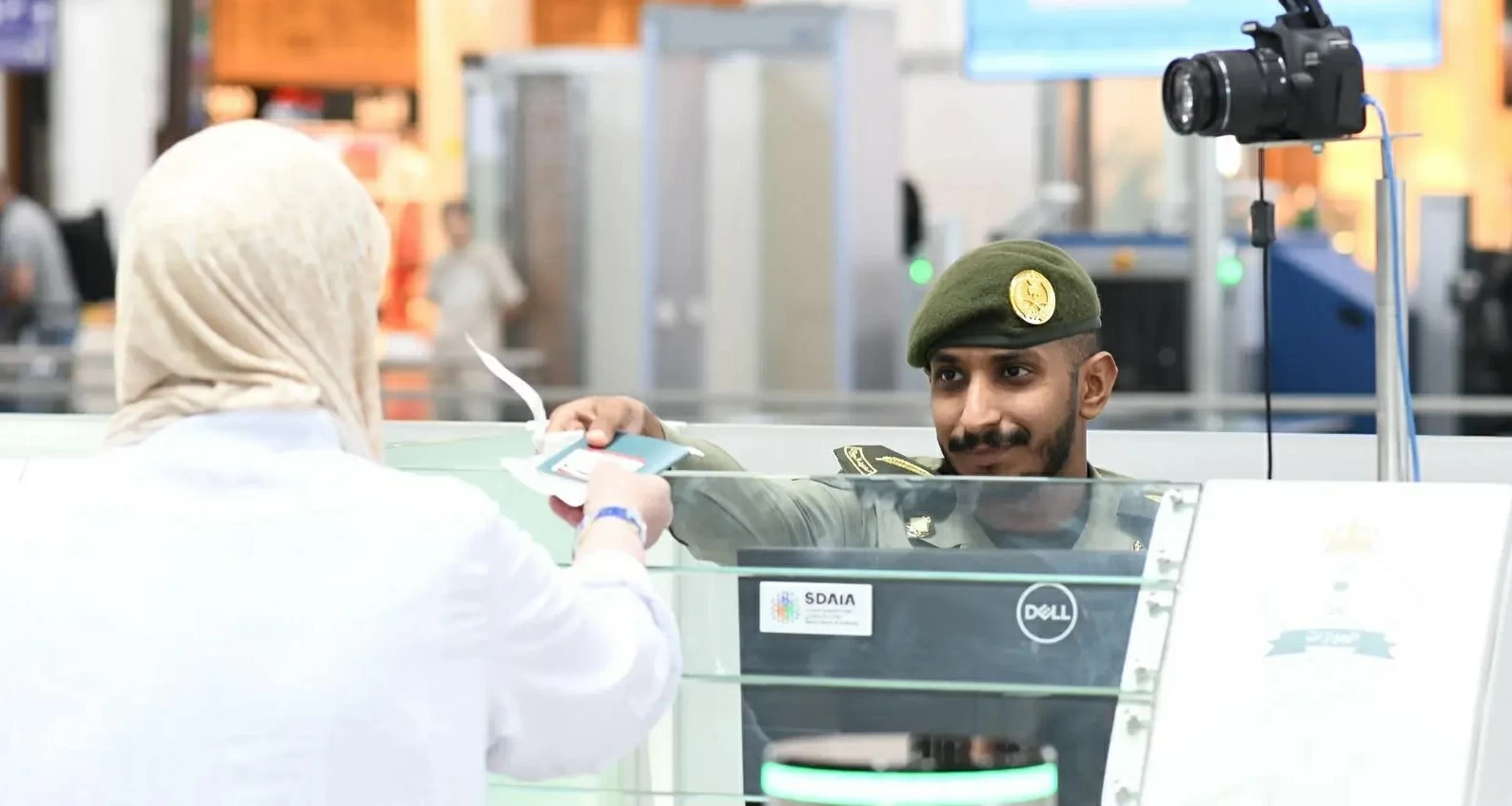 جوازات مطار المدينة تنهي إجراءات مغادرة أولى رحلات ضيوف الرحمن