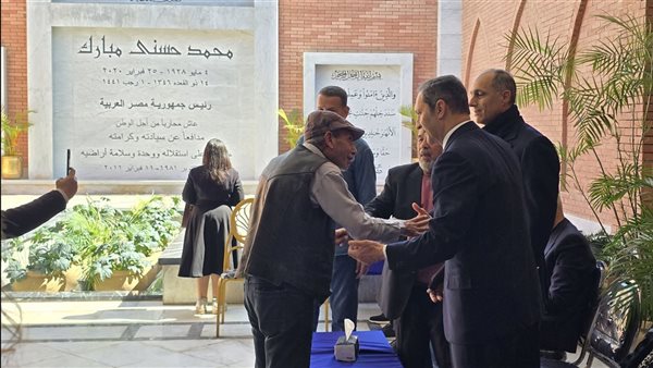 في الذكرى السادسة لوفاته.. وصول علاء وجمال إلى ضريح مبارك (فيديو وصور)