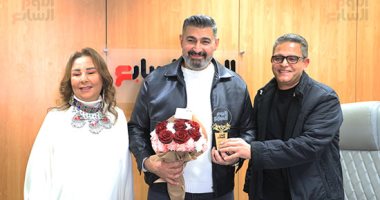 النجم ياسر جلال يزور اليوم السابع ويشيد بدورها.. ورئيس التحرير يكرمه (فيديو)