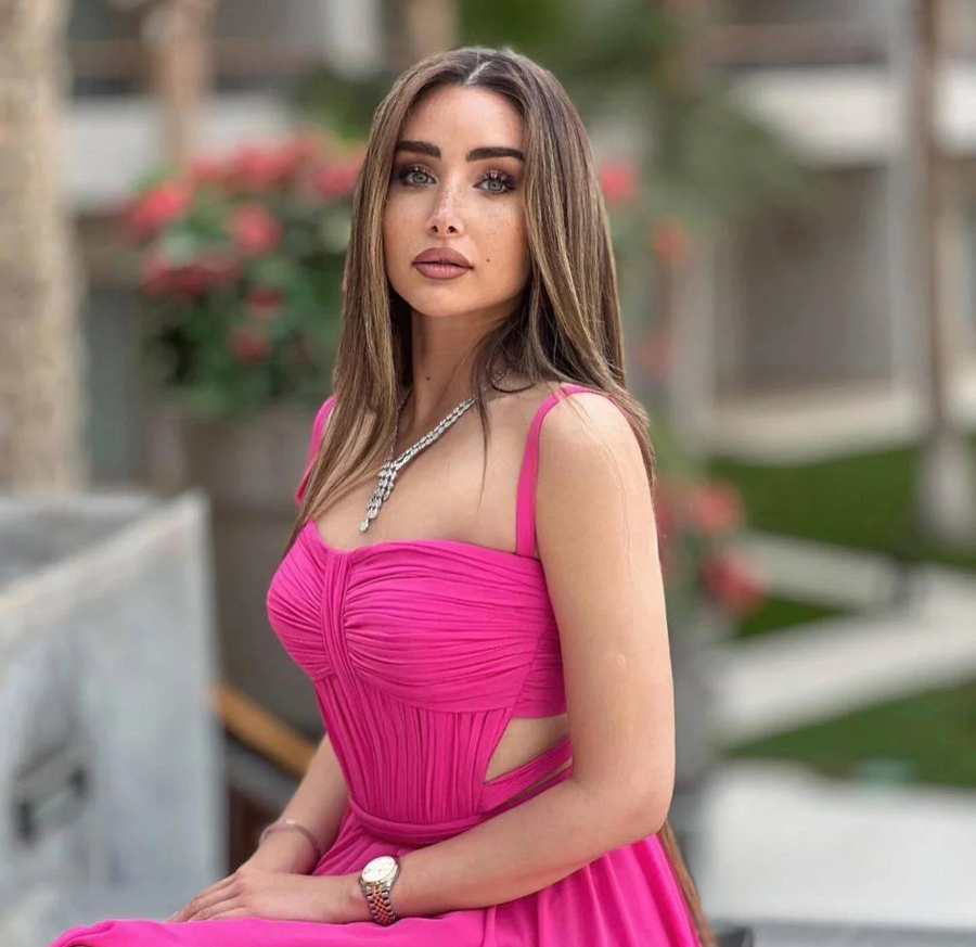 بالكاجوال..ظهور لافت لـ هنا الزاهد "بنطلون جينز"