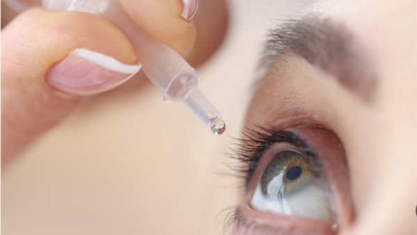ما حكم استخدام قطرة العين ومحلول العدسات اللاصقة أثناء الصيام؟ الإفتاء ترد