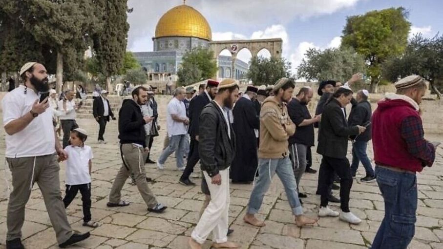 عشرات المستوطنين يقتحمون باحات المسجد الأقصى