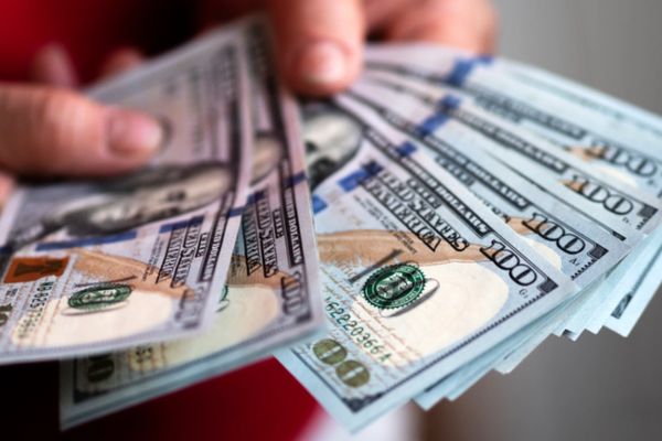 الدولار يتجه لتحقيق أكبر مكاسب أسبوعية منذ أكثر من شهرين