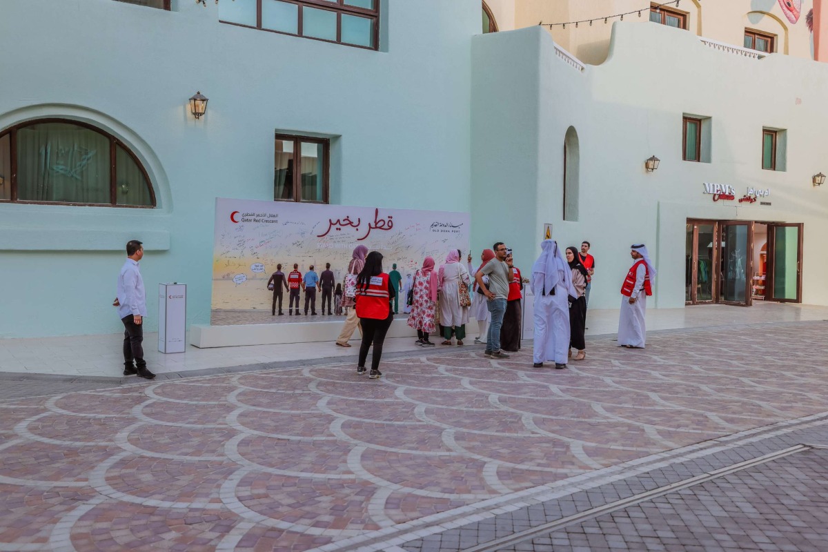‫ الهلال الأحمر القطري يدشن مبادرة جدارية "يدا بيد" لتعزيز التضامن المجتمعي