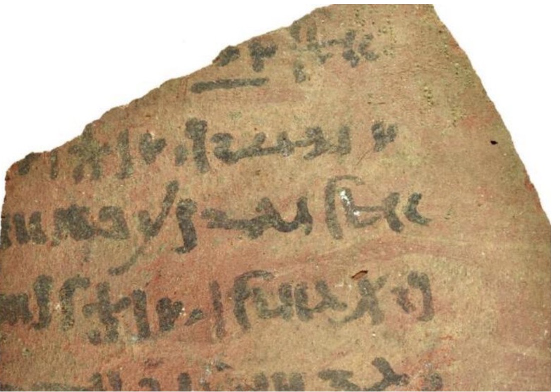 تروي حياة المصريين قبل 2000 عام.. بعثة تنقيب تعثر على آلاف القطع الفخارية