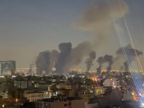 هجمات أمريكية إسرائيلية مكثفة تستهدف طهران وعدة مدن إيرانية فجر الجمعة